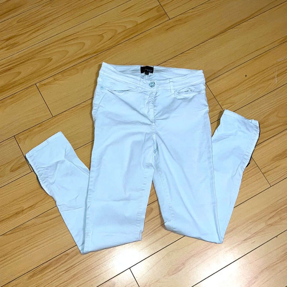 Wilfred Free | 4 | White skinny jeans with zippers along ankle